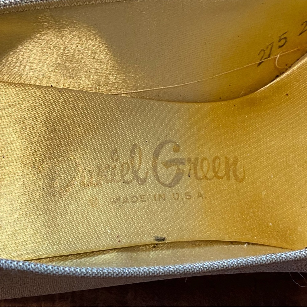 60s vtg Gold Shimmery Shoes w Bow | Block Heel - Picture 5 of 10